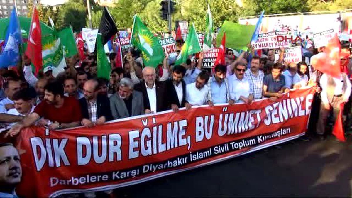 Diyarbakır\'da Darbe Girişimi Protesto Edildi