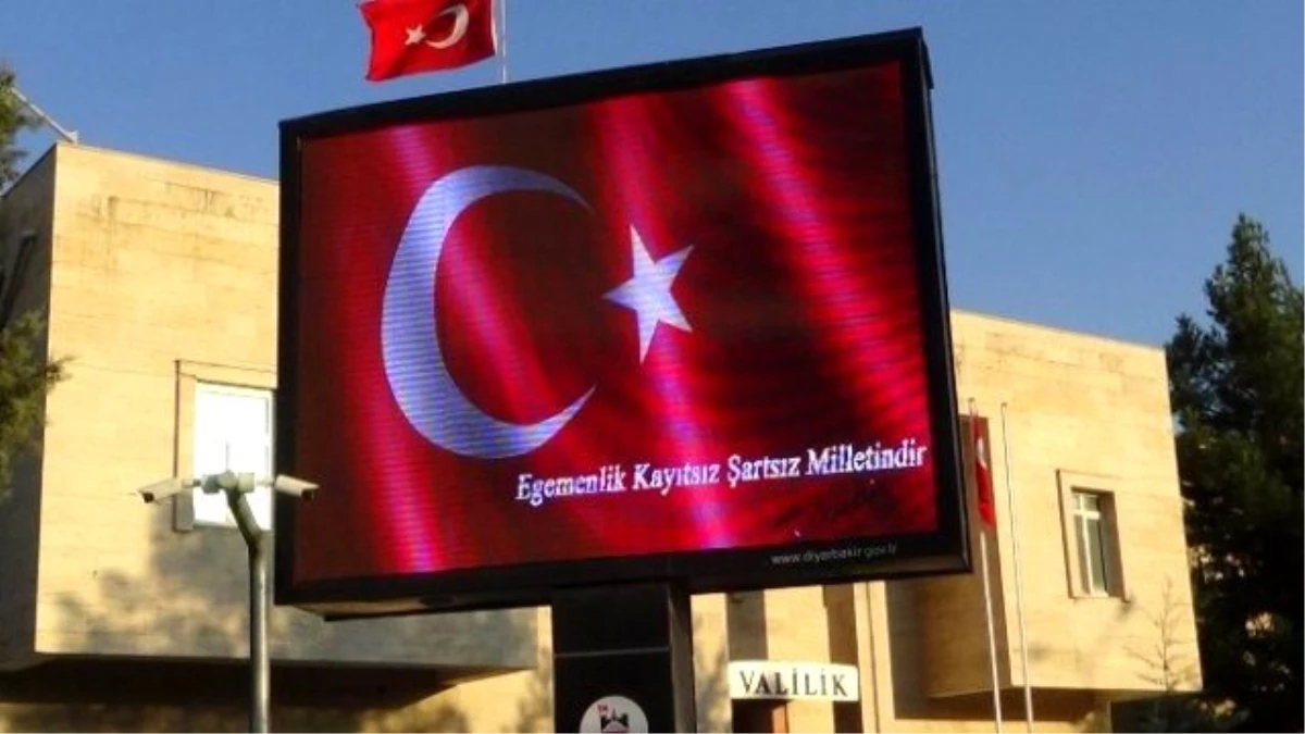 Diyarbakır Valiliği Önündeki Billboardlarda \'Egemenlik Kayıtsız Şartsız Milletindir\' Yazıldı