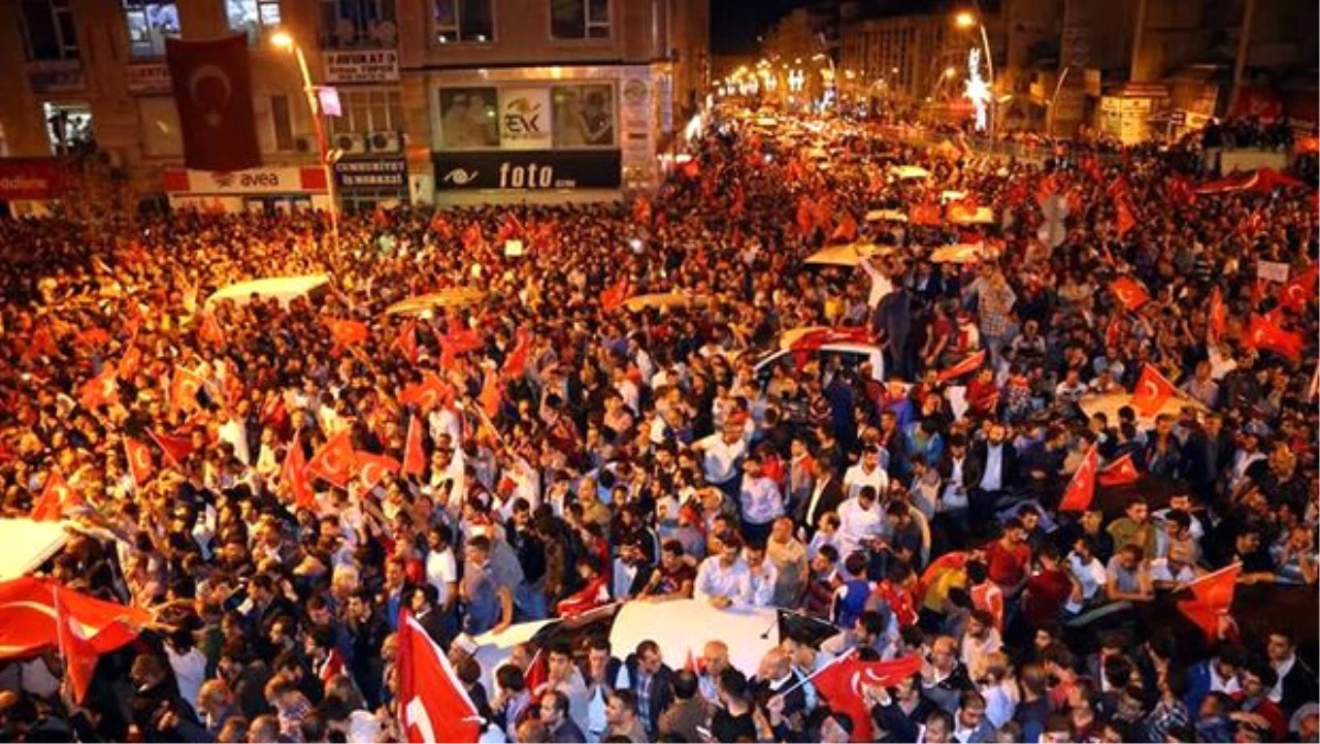 Dünya, Türkiye\'yi Ayağa Kaldıran Geceyi Böyle Gördü