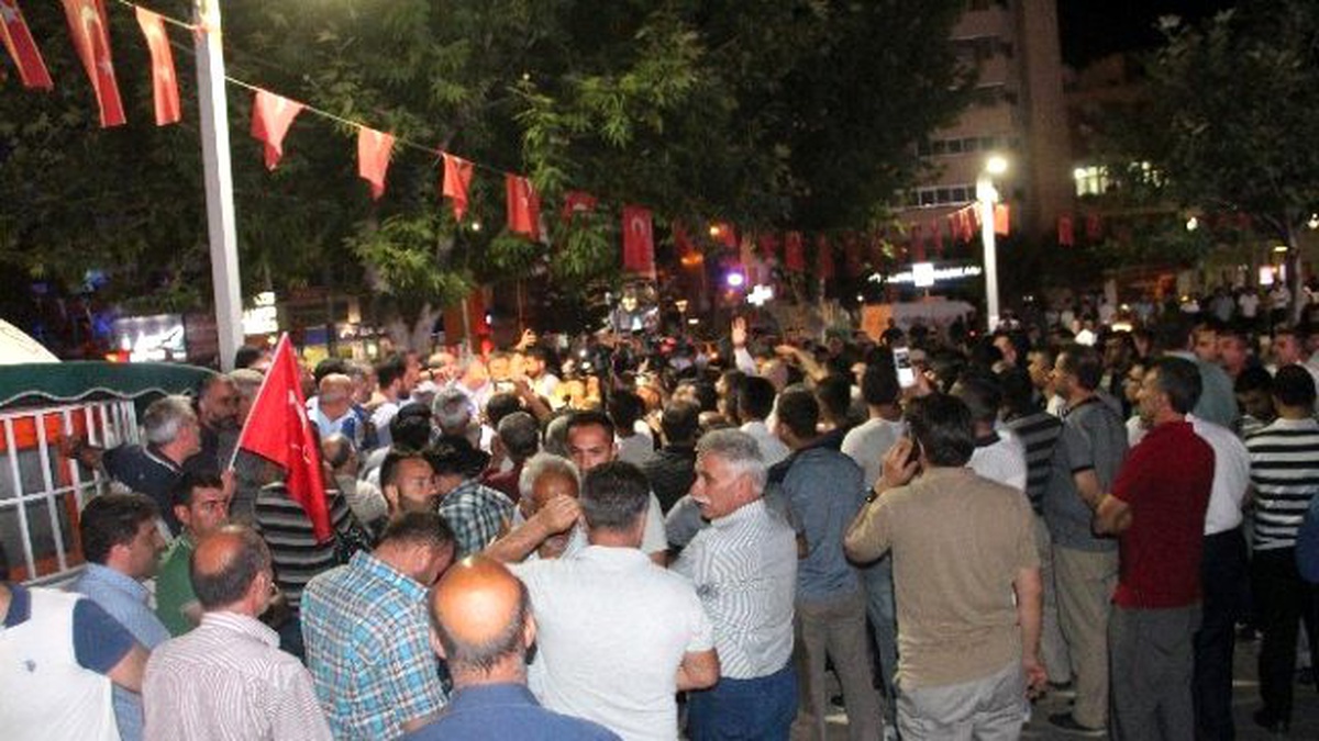 Elazığ\'da Vatandaşlar Sokaklarda