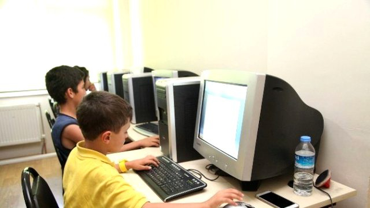 Emek Gençlik Merkezi\'nden Çocuklar İçin Temel Bilgisayar Kursu