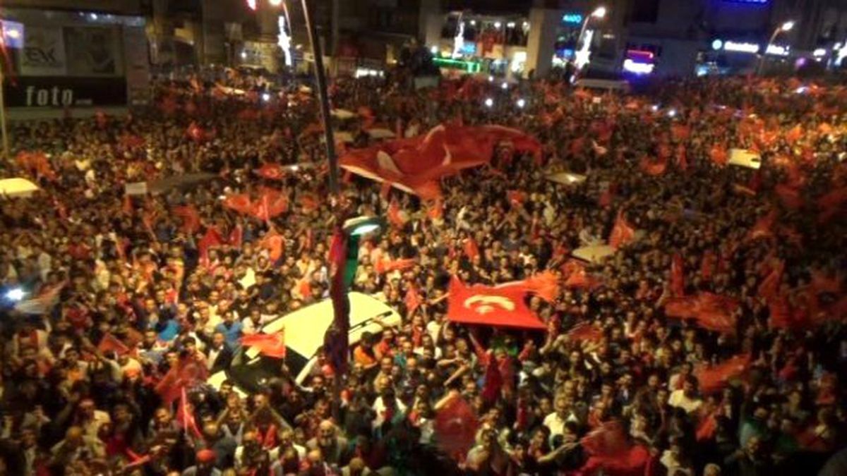 Erzurum\'da 100 Bin Kişi Sokakta