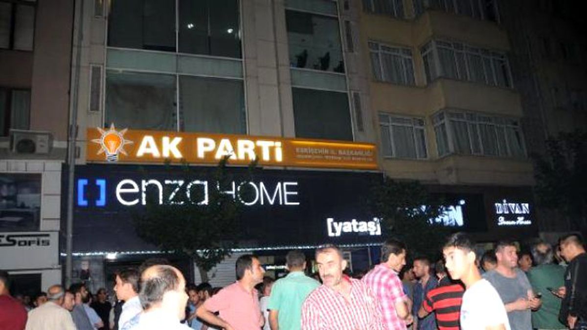 Eskişehir\'de AK Parti Önünde Gösteri