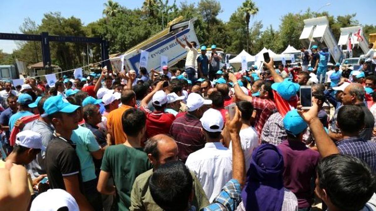 Eyyübiye Belediyesi\'nden Darbe Girişimini Araçlarla Önleme Girişimi