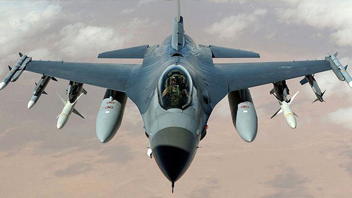 F-16\'lardan Ses Hızını Geçtiğinden Patlama Sesi Geliyor