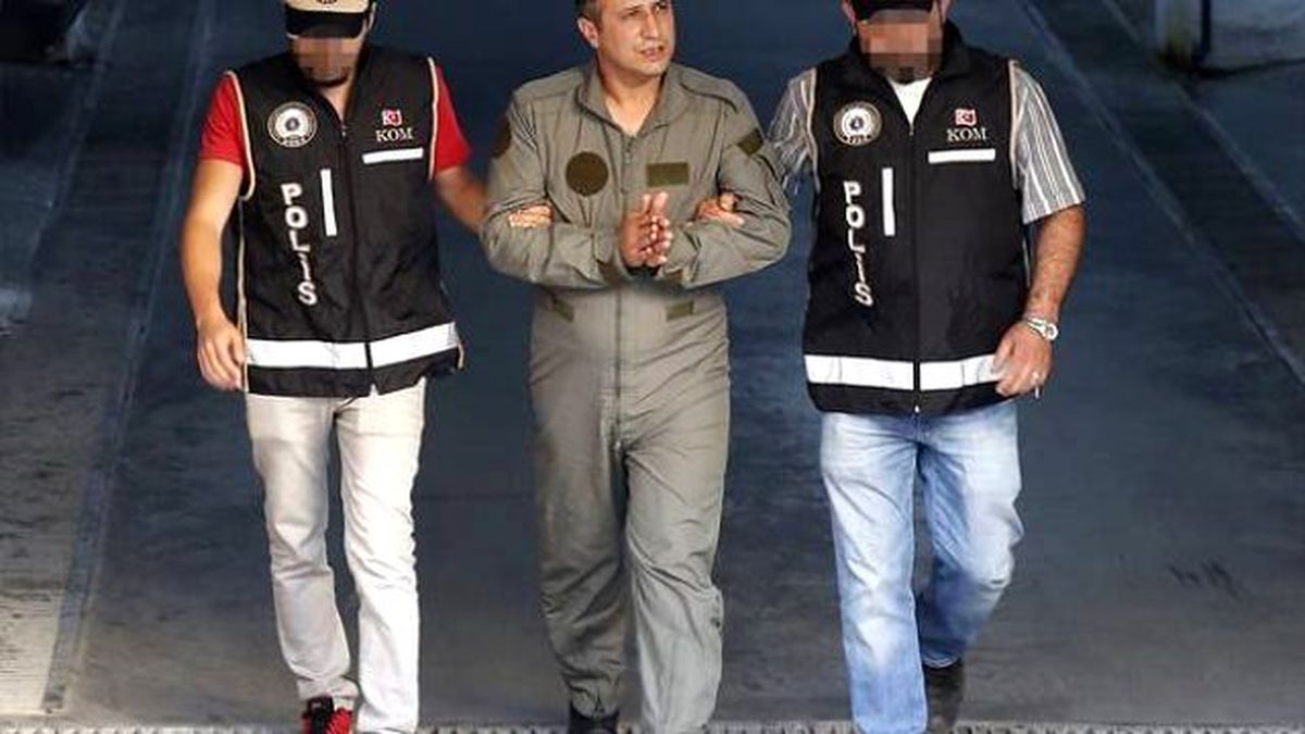 Gözaltına Alınan Askerlerin Rütbeleri Yere Atıldı