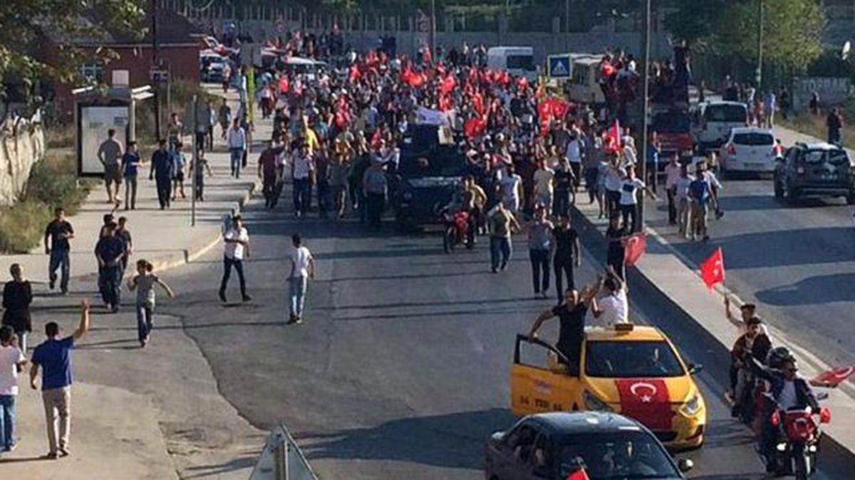 Darbe Girişimlerini Protesto Eden Bir Grup, Gazi Mahallesi'ne Doğru Yürüyüşe Geçti
