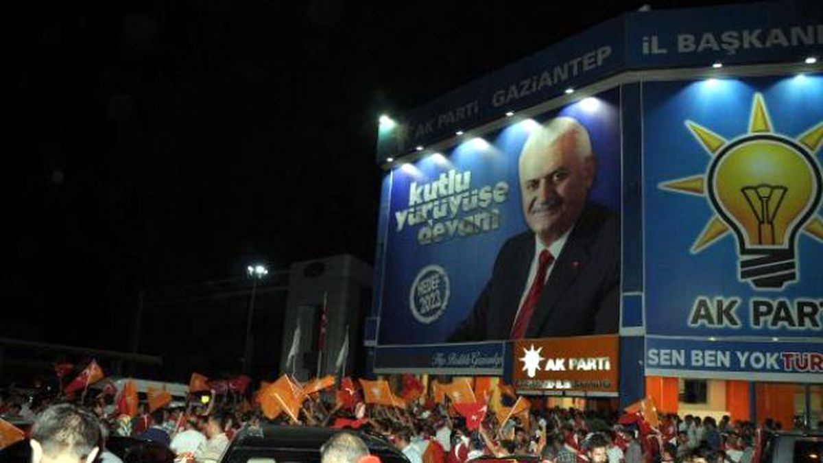 Gaziantep\'te, Camilerden Anonslar Yapıldı, Binlerce Kişi Meydanda Toplandı