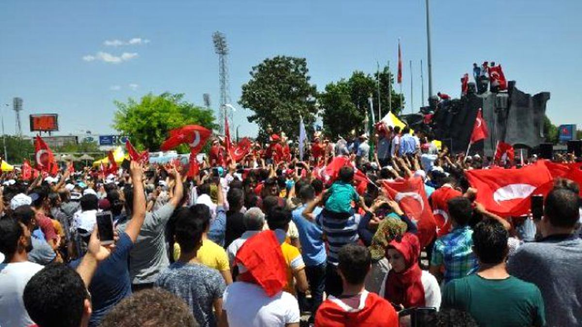 Gaziantep\'te Darbe Girişimi Protesto Edildi