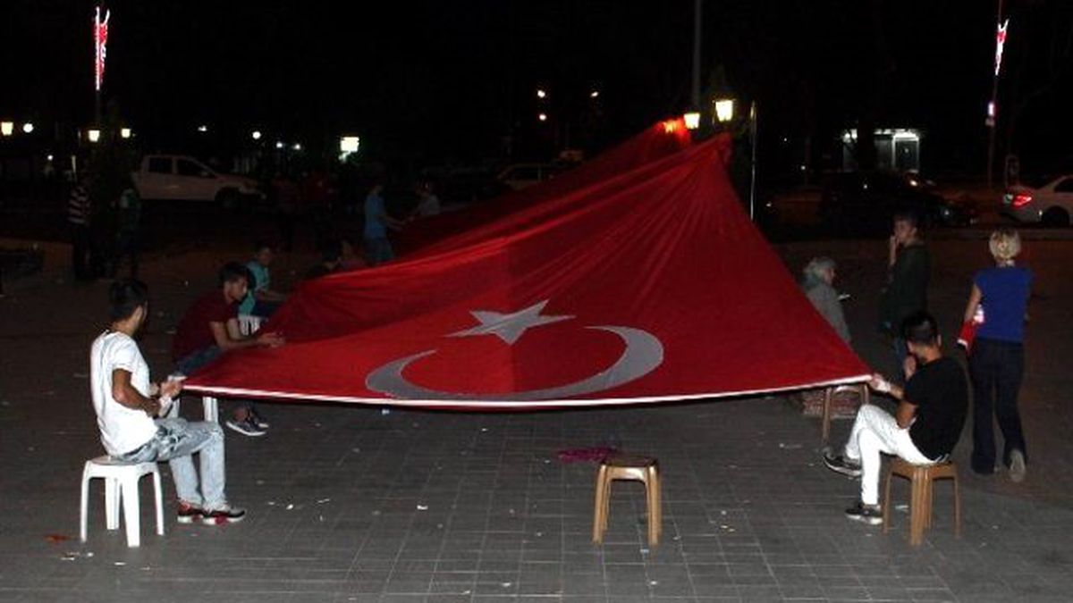 Gençler ve Çocuklar Darbeye Karşı Dev Bayrakla Bekledi