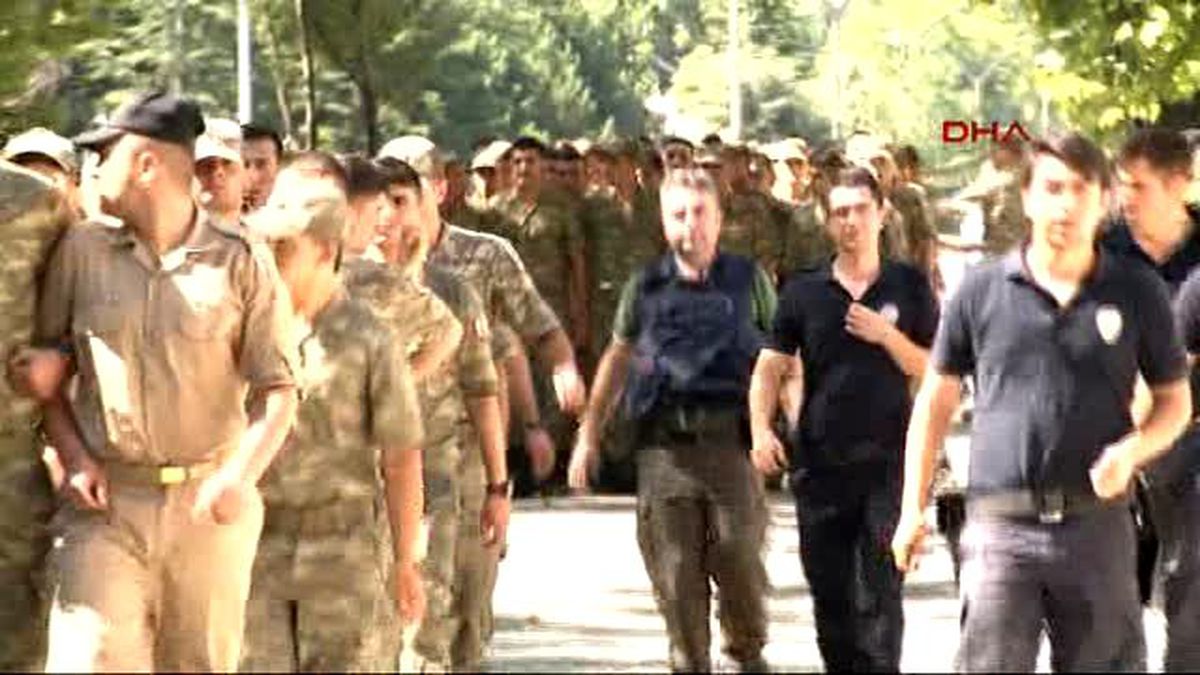 Genelkurmay Başkanlığı\'nda Bulunan 200\'e Yakın Silahsız Er Polislere Teslim Oldu 3-