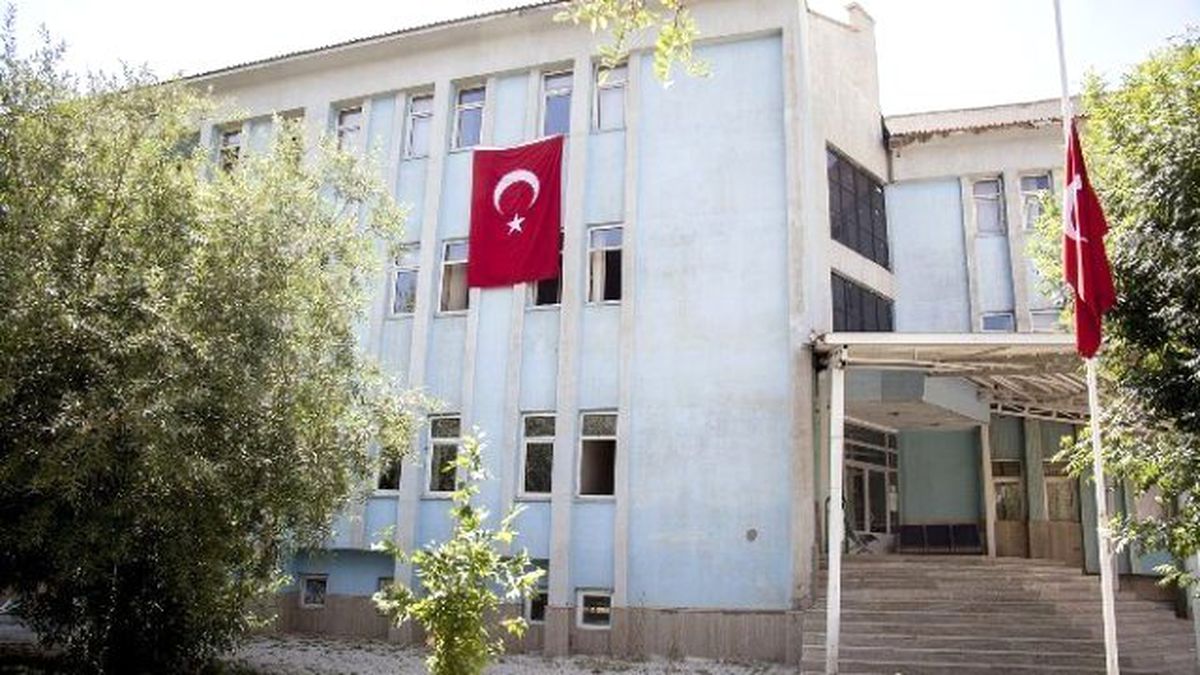 Hakkari\'de Darbe Girişimine Bayraklı Protesto
