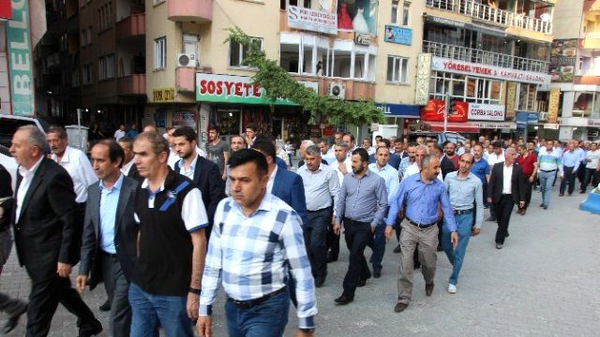 Hakkari\'de Darbeye Tepki Yürüyüşü