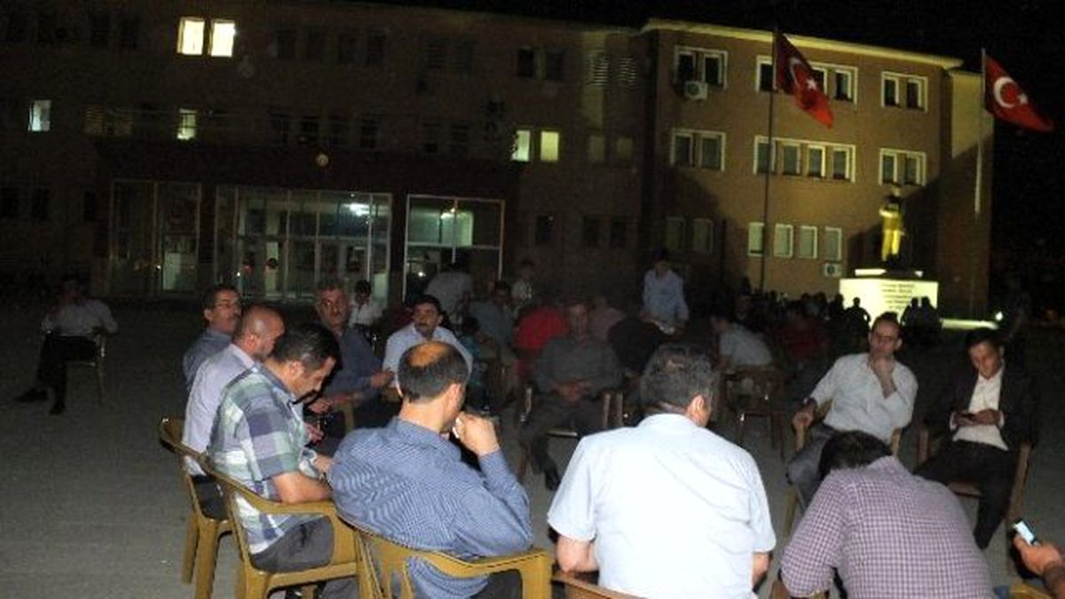 Hakkari\'de \'Demokrasi\' İçin Oturma Eylemi Başlatıldı