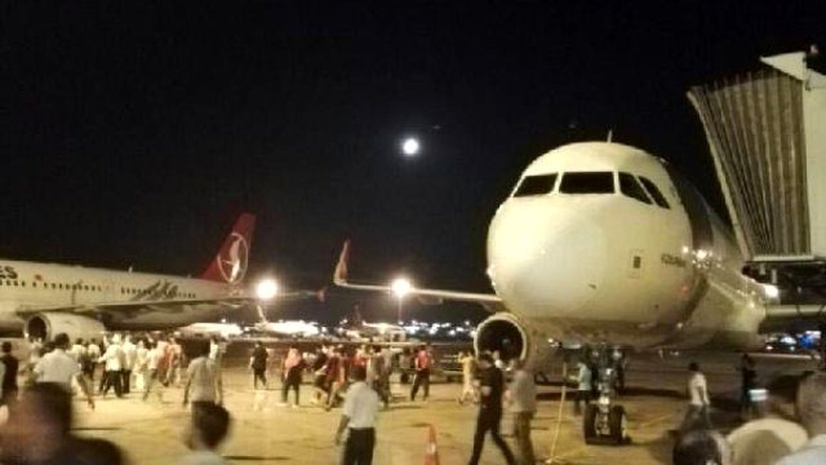 Halk Atatürk Havalimanı\'nda Aprona Girdi