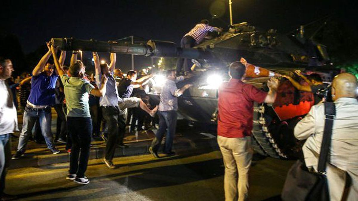 Halk Demokrasiye Sahip Çıktı, Vatandaşlar Tankların Üzerine Çıktı