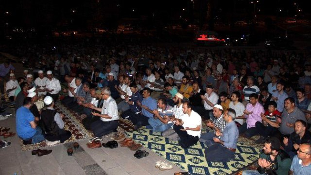 Halk Kent Meydanında Sabah Namazı Kıldı