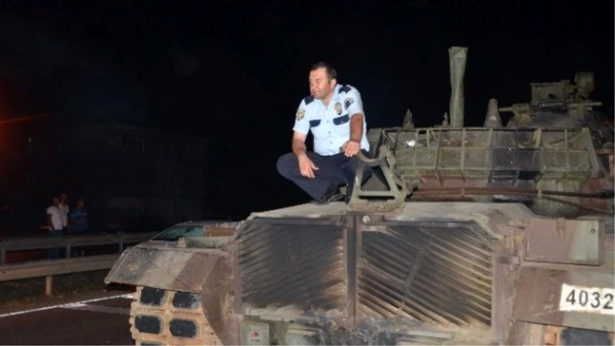 Halkın Durdurduğu Tankların İçerisindeki Askerler Polis Tarafından Gözaltına Alındı