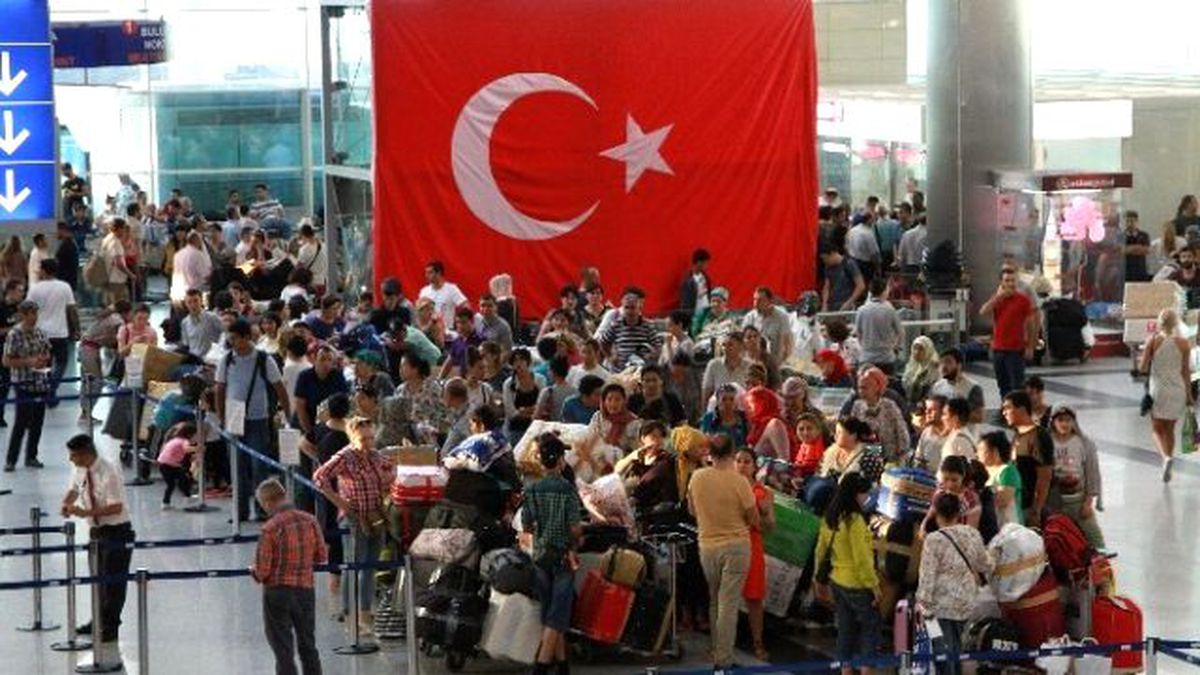 Havalimanı\'da Yolcu Yoğunluğu Sürüyor