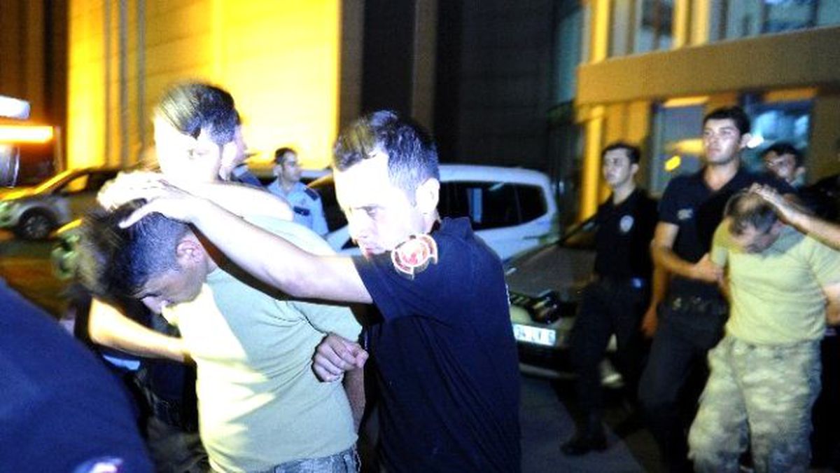 Havalimanı\'na Darbe Girişiminde Bulunan Askerler Parmak İzleri İçin Emniyete Götürüldü