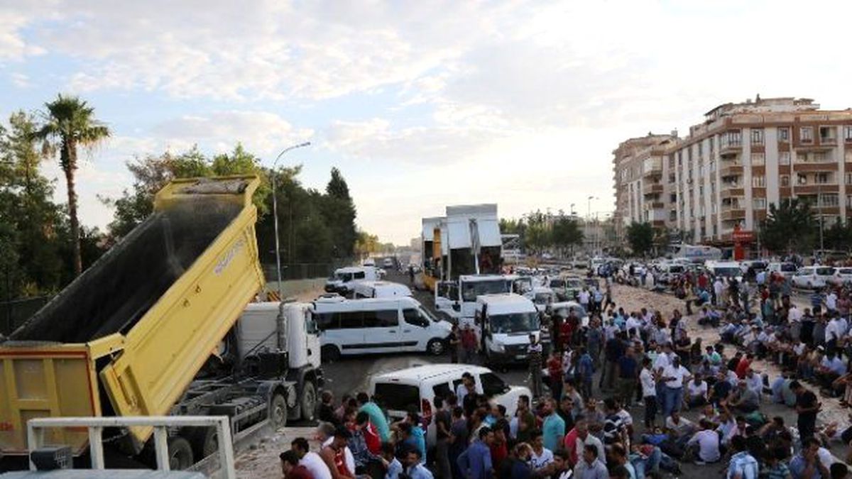 İlçe Belediyesi Darbe Girişimini Önlemek İçin Araçlarını Kullandı