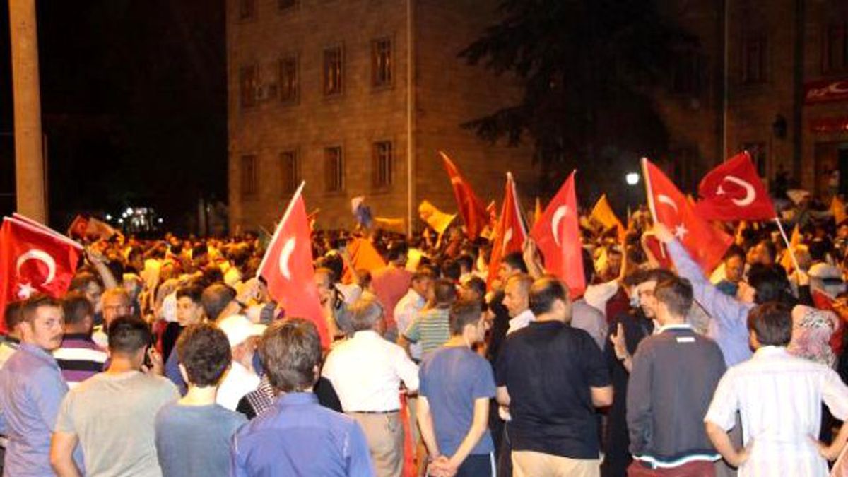 Isparta\'da Polis Kışladan Çıkan Konvoyun Önünü Kesti (2)