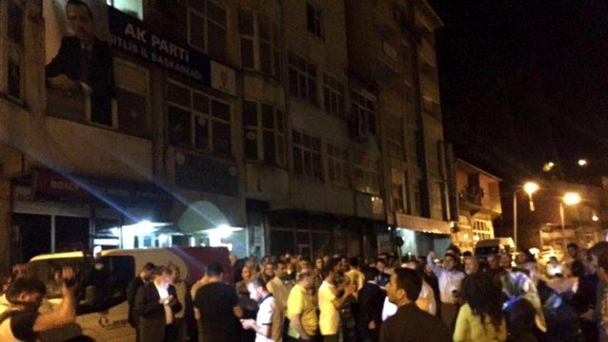 İstanbul ve Ankara\'daki Askeri Darbe Girişimine Bitlis\'ten Tepki