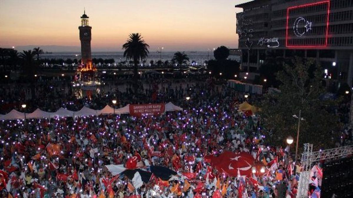 İzmir Darbeye Karşı Direndi