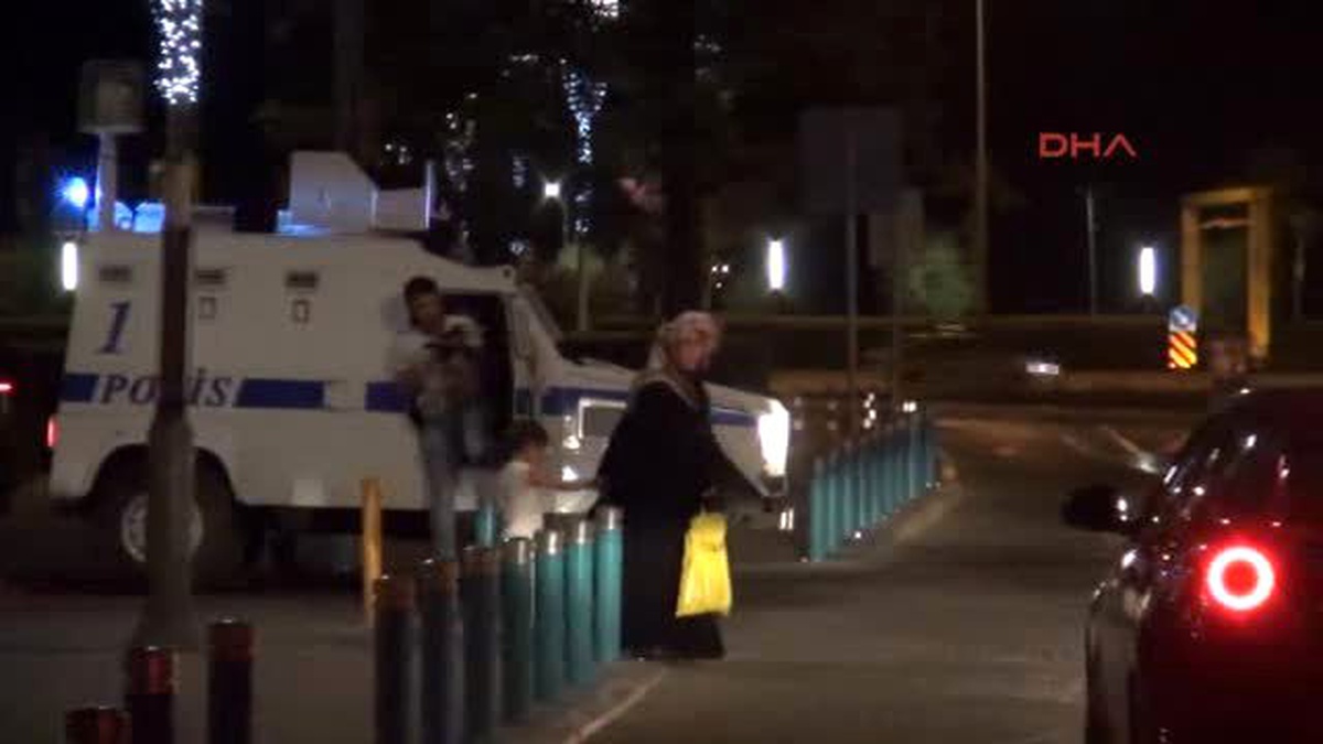İzmir\'de Başbakanlık Ofisi ve Emniyet Önünde Önlem