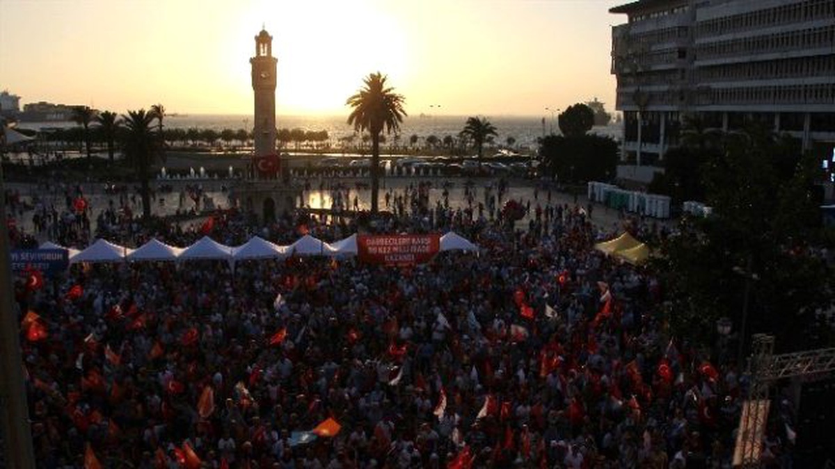 İzmir\'de Darbe Girişimine Karşı Demokrasi Nöbeti