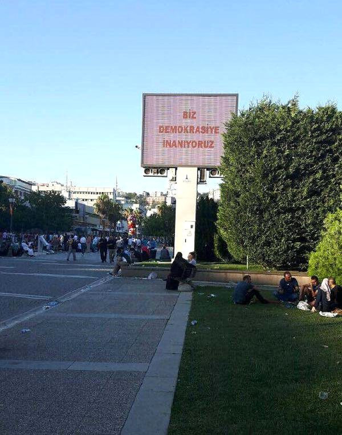 İzmir\'den \'Biz Demokrasiye İnanıyoruz\' Mesajı