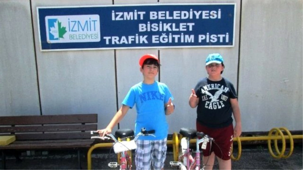 İzmit\'te Vatandaşlara Bisiklet Eğitimi Veriliyor