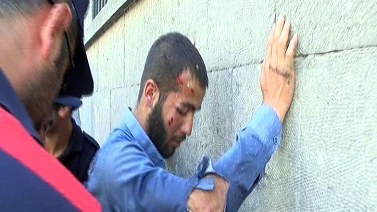 Kayseri\'de Polise Satır Çektiği İddia Edilen Bir Kişiyi Linç Edilmekten Polis Kurtardı