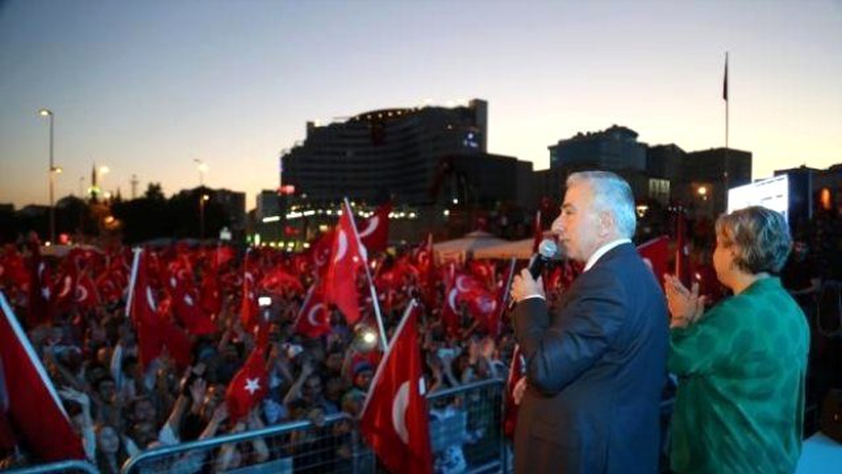Kayserililer Cumhuriyet Meydanı\'nı Tıklım Tıklım Doldurdu