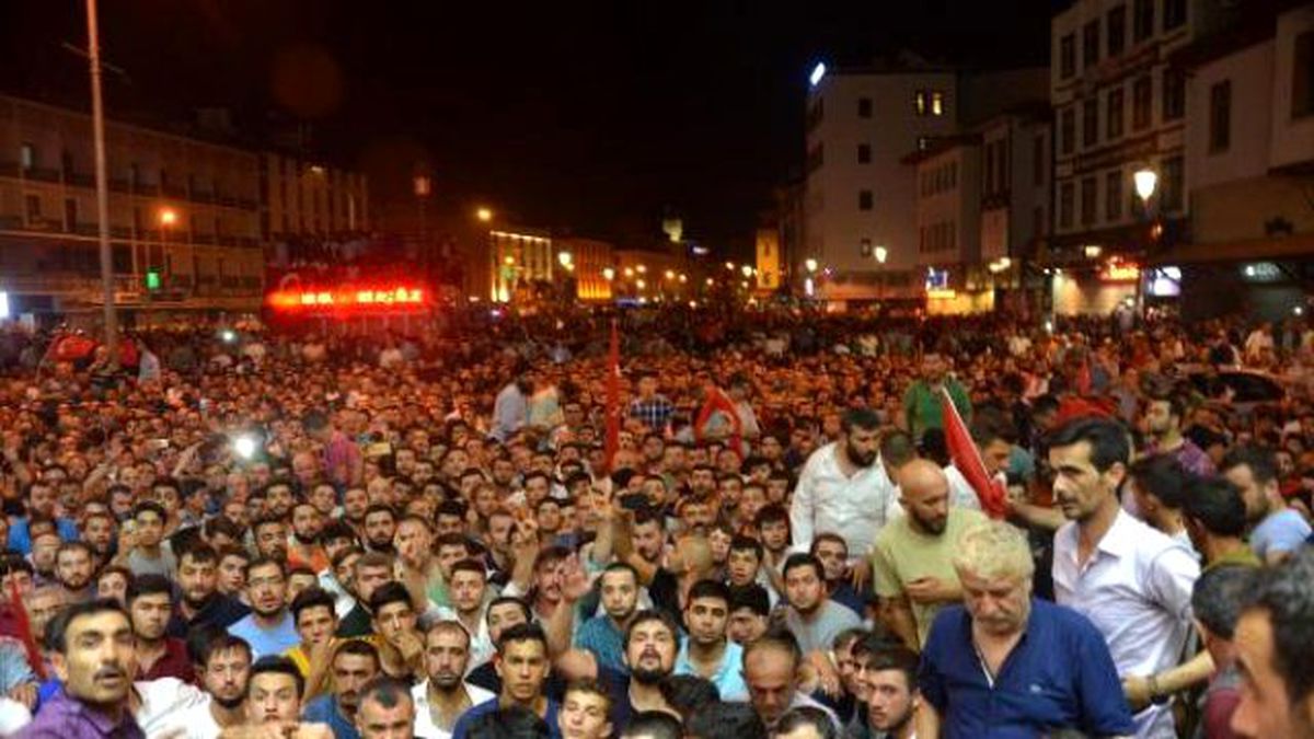 Konya, Aksaray ve Karaman\'da Halk Darbe Girişimine Karşı Meydanlarda Toplandı