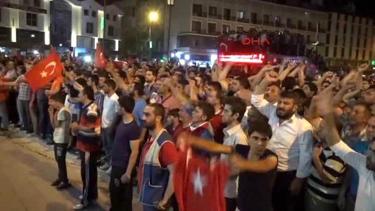 Konya\'da Halk Darbe Girişimine Karşı Meydanlarda Toplandı