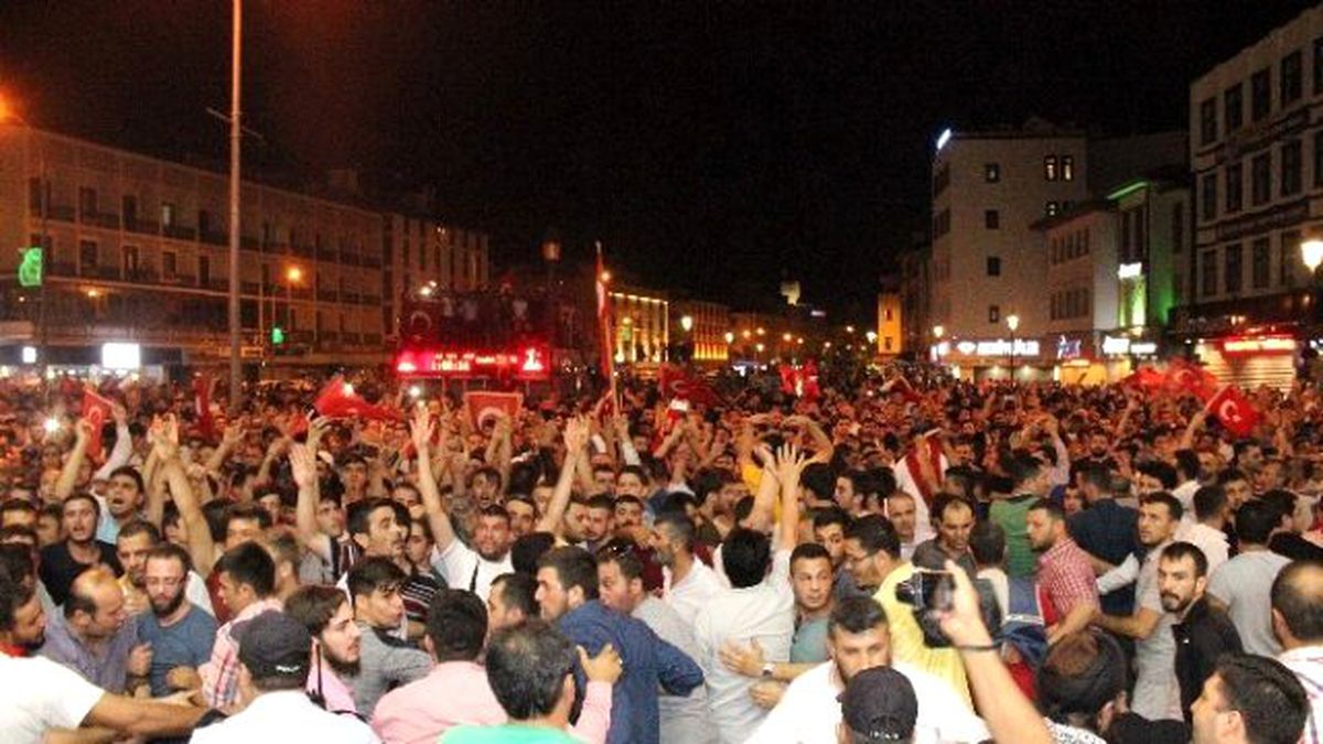 Konya\'da Vatandaş Sokağa Döküldü