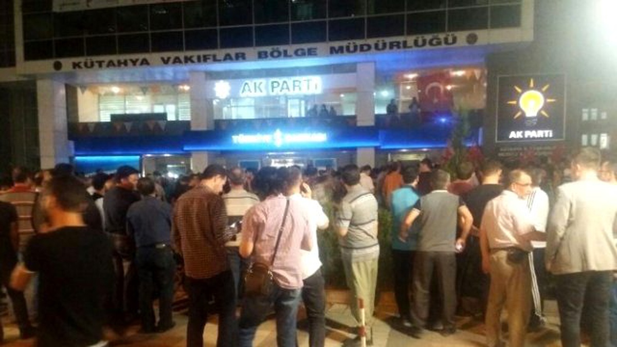 Kütahyalılar Darbe Girişimine Tepki Göstermek İçin Sokağa Döküldü
