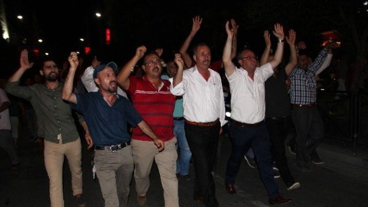 Manisa\'da On Binlerce Vatandaş Sokağa Döküldü
