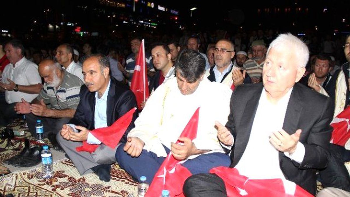 Meydanda Dualar Yükseldi
