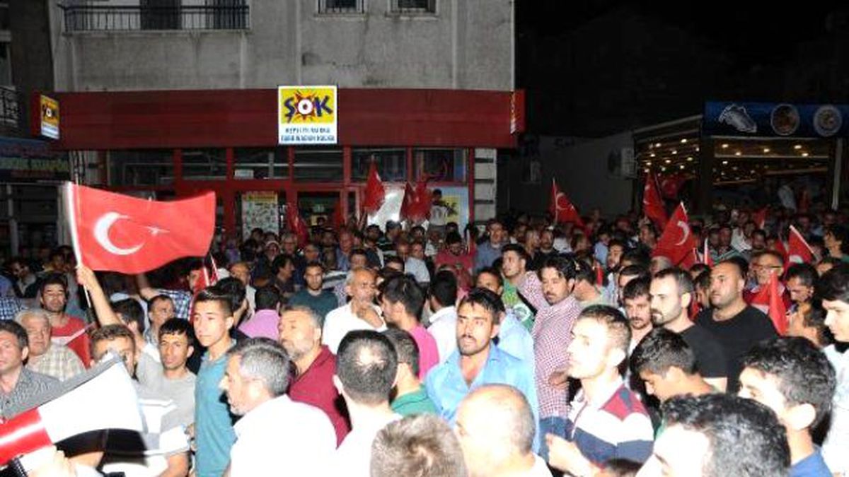 Nevşehir\'de Darbe Girişimine Karşı Halk Sokağa Döküldü