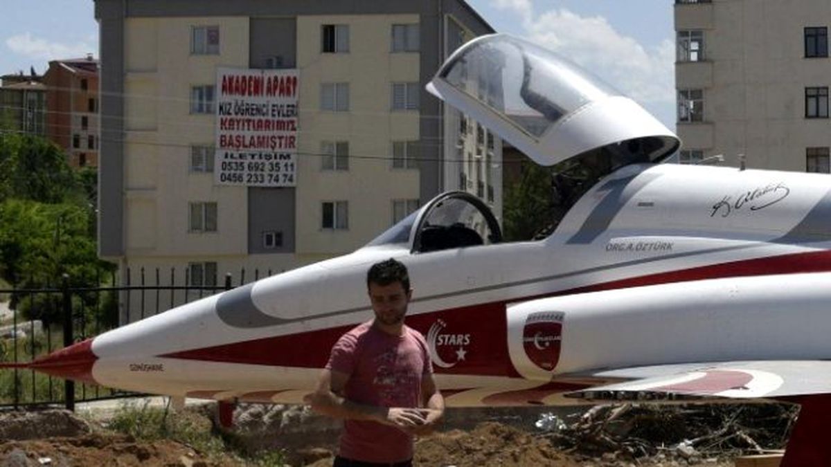 O Komutanın İsmi Uçaktan Silindi
