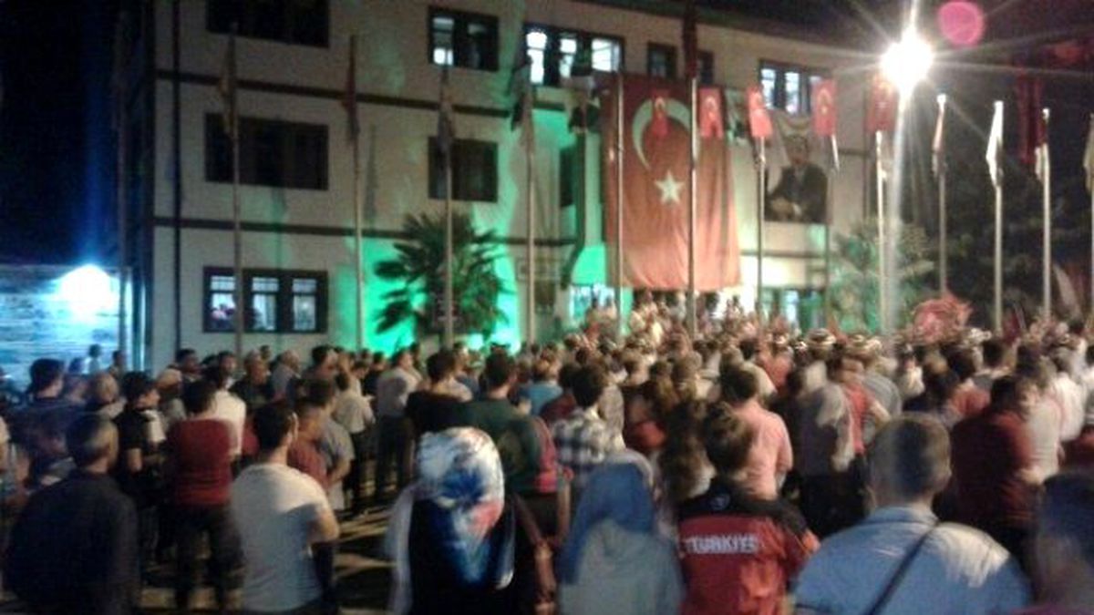 Osmanelililer Darbe Girişimine Karşı Sokağa Döküldü