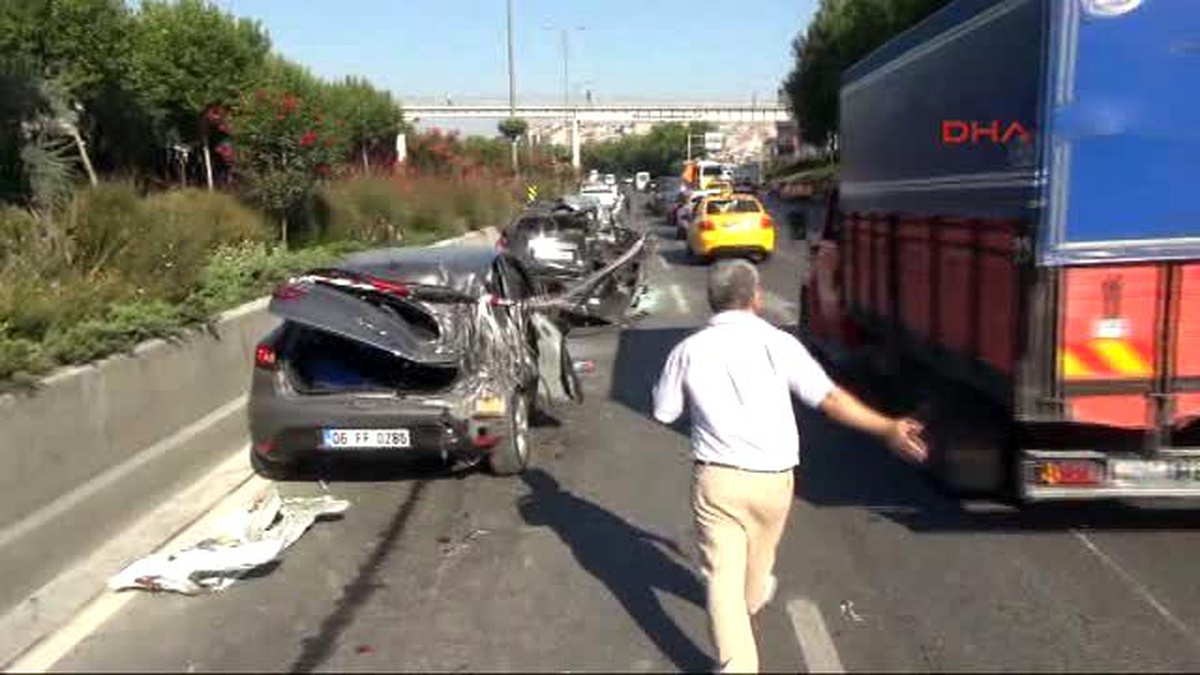 Otobanda Terk Edilmiş Tanklarla Fotoğraf Çektirdiler
