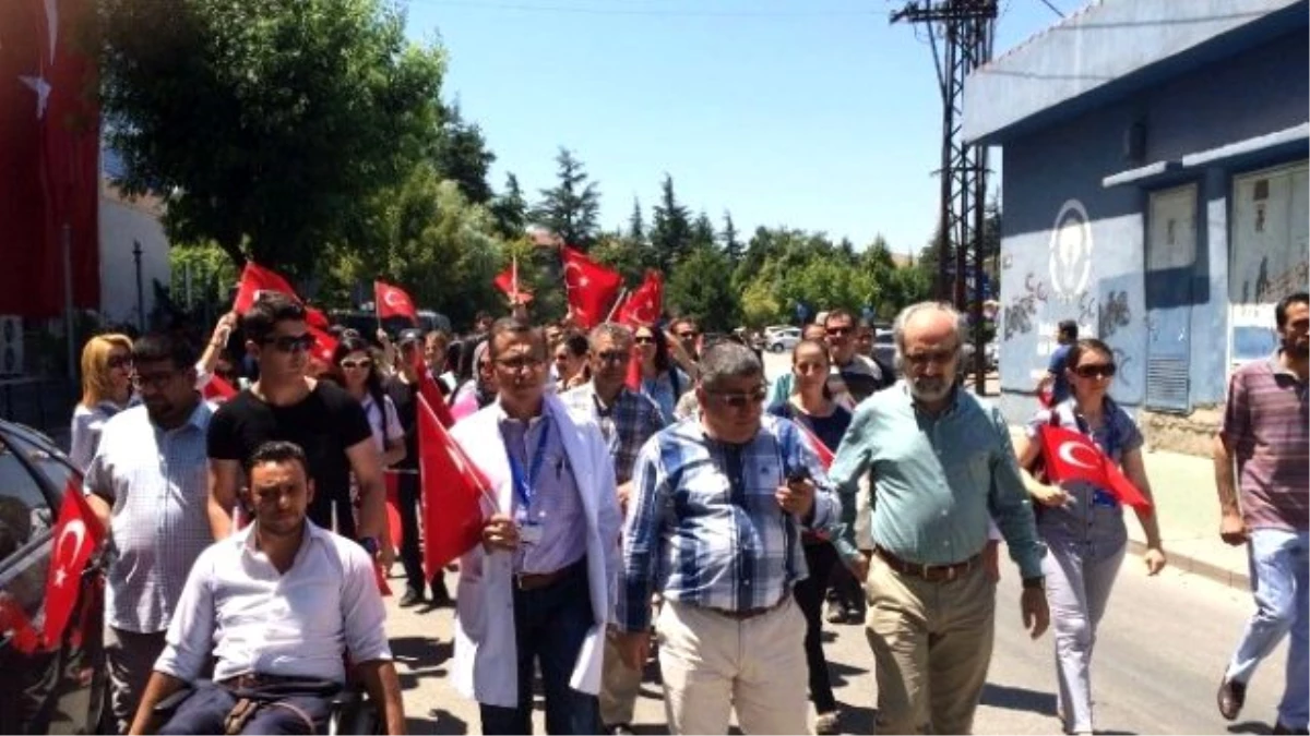 Özel Eskişehir Tsg Anadolu Hastanesi\'nden "Demokrasiye Sahip Çık" Yürüyüşü