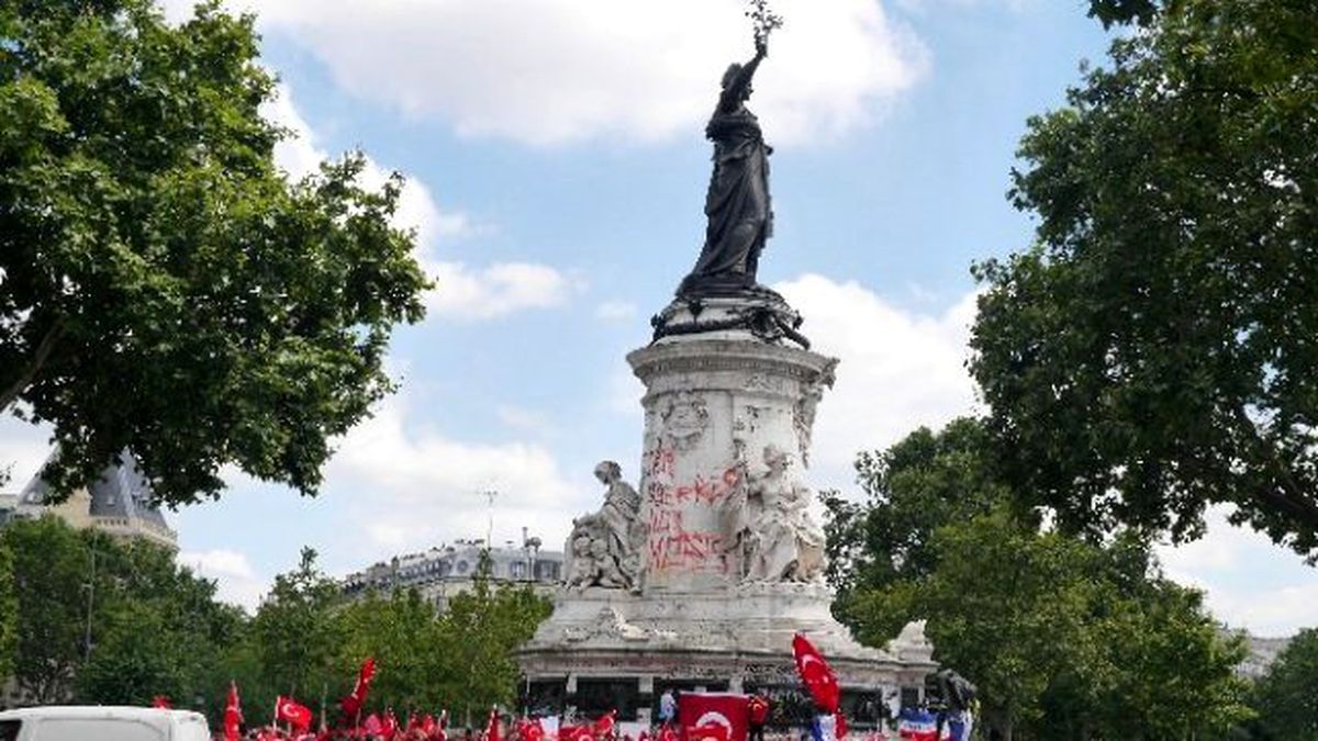 Paris\'te \'Darbeye Hayır, Erdoğan\'a Destek\' Gösterisi