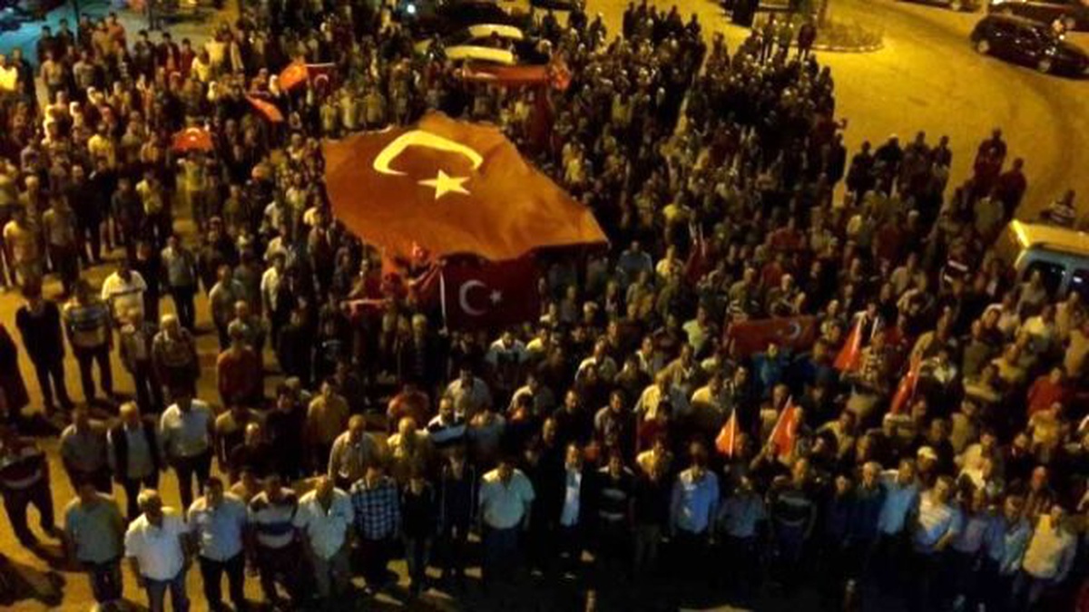 Pazarlarlılar Darbe Girişimine Tepki Gösterdi