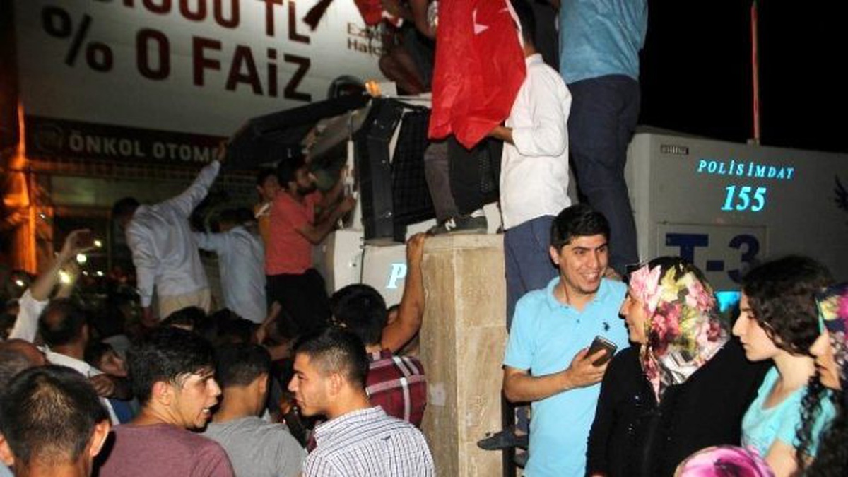 Polisleri Öpüp Gözyaşlarına Boğuldu