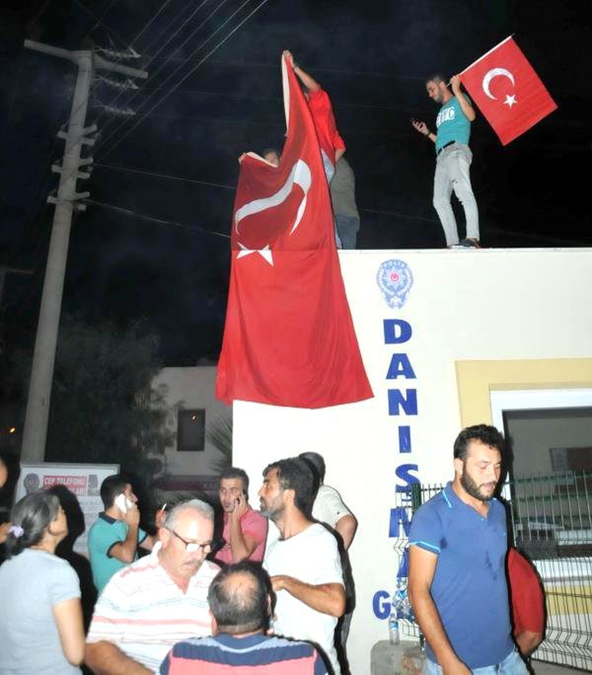 Polisten Destek Gösterisine Anonslu Karşılık