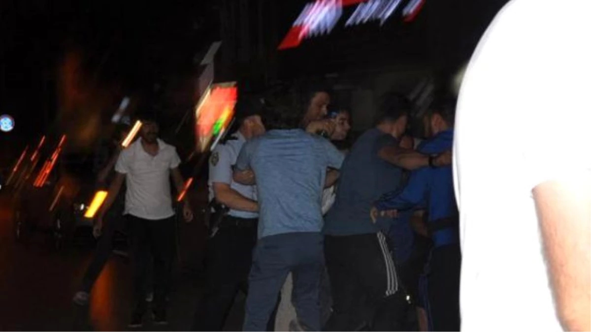Protestoculara Laf Atan Genci Linç Edilmekten Polis Kurtardı